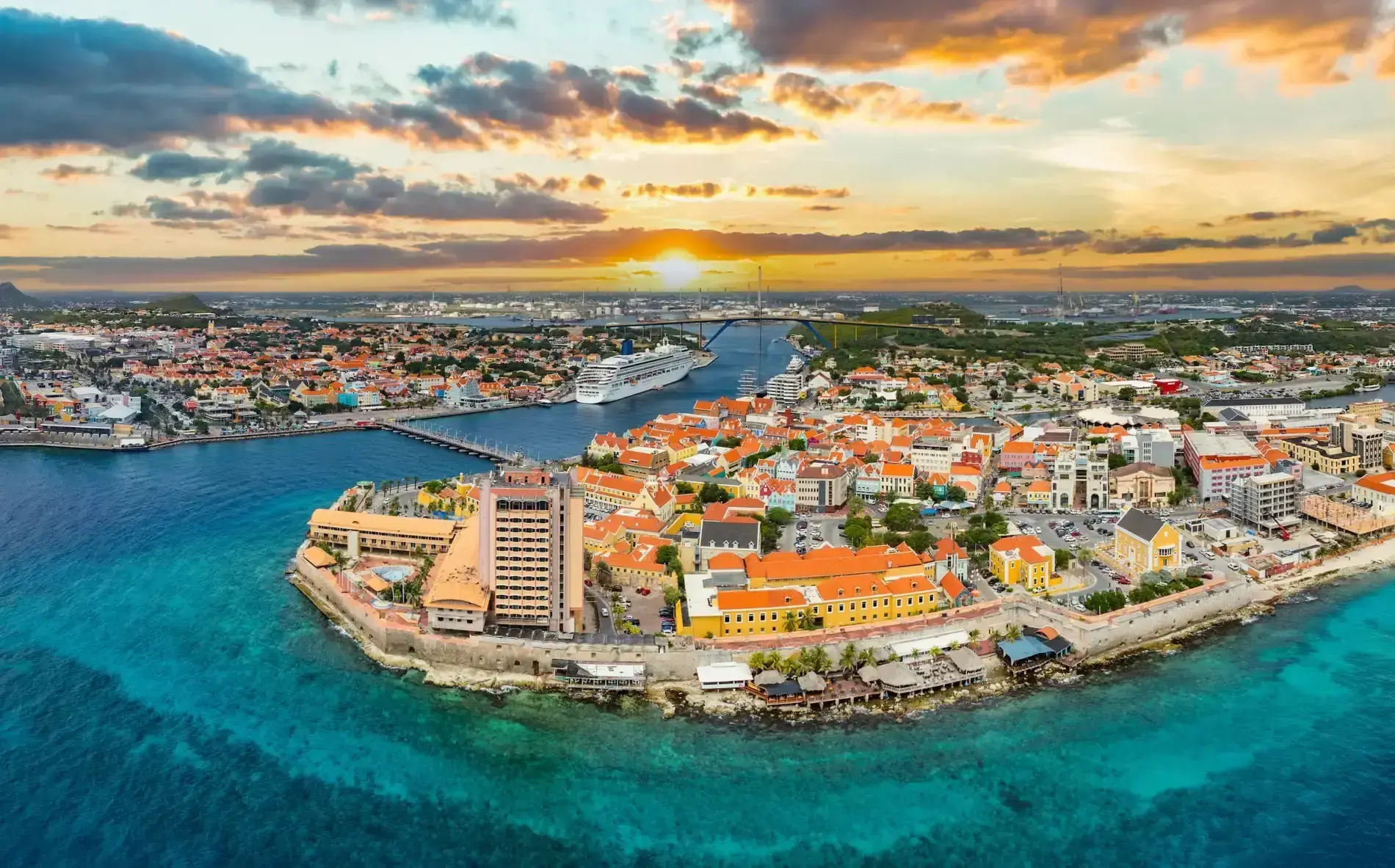 Uitzicht over Willemstad en de haven van Curaçao