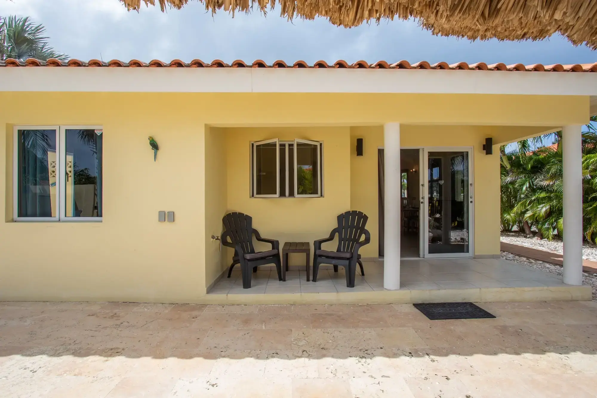 Loungehoek in de tuin van Veranosol in Jan Thiel, Curaçao